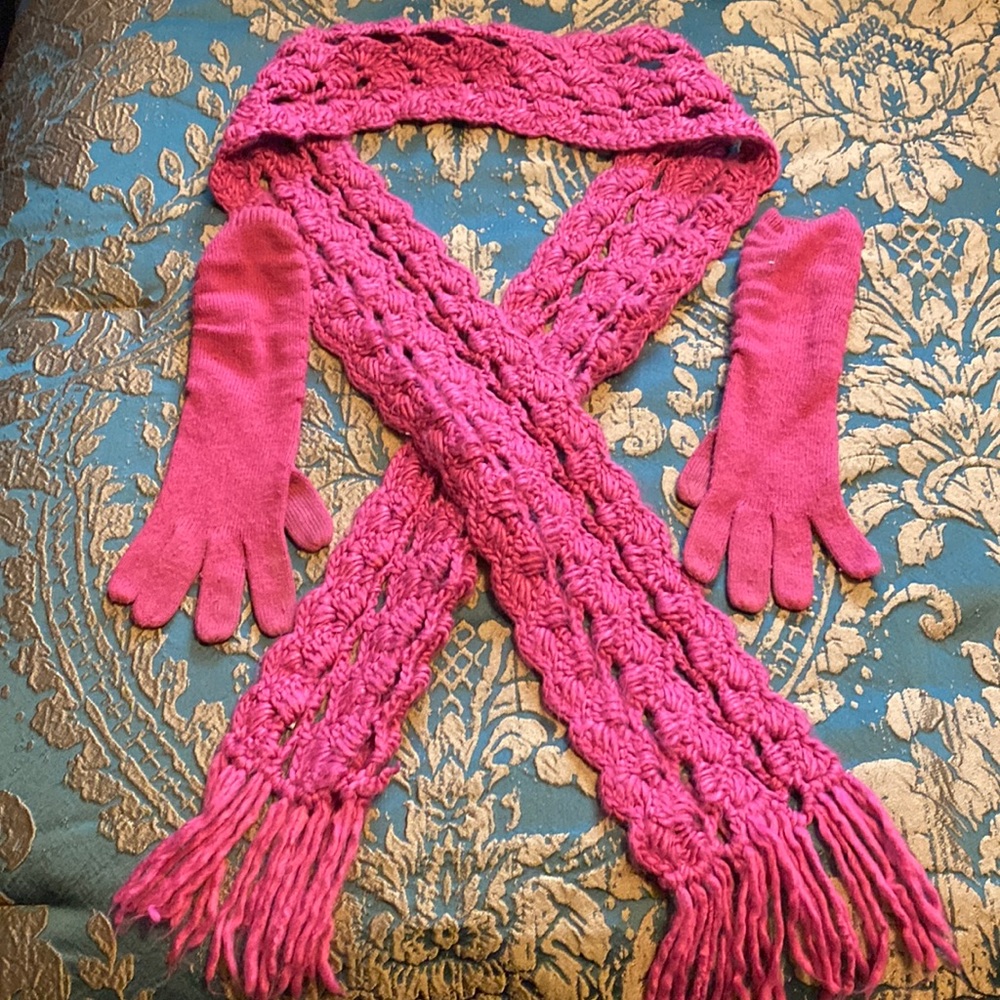 Candies Gloves & Scarf Set